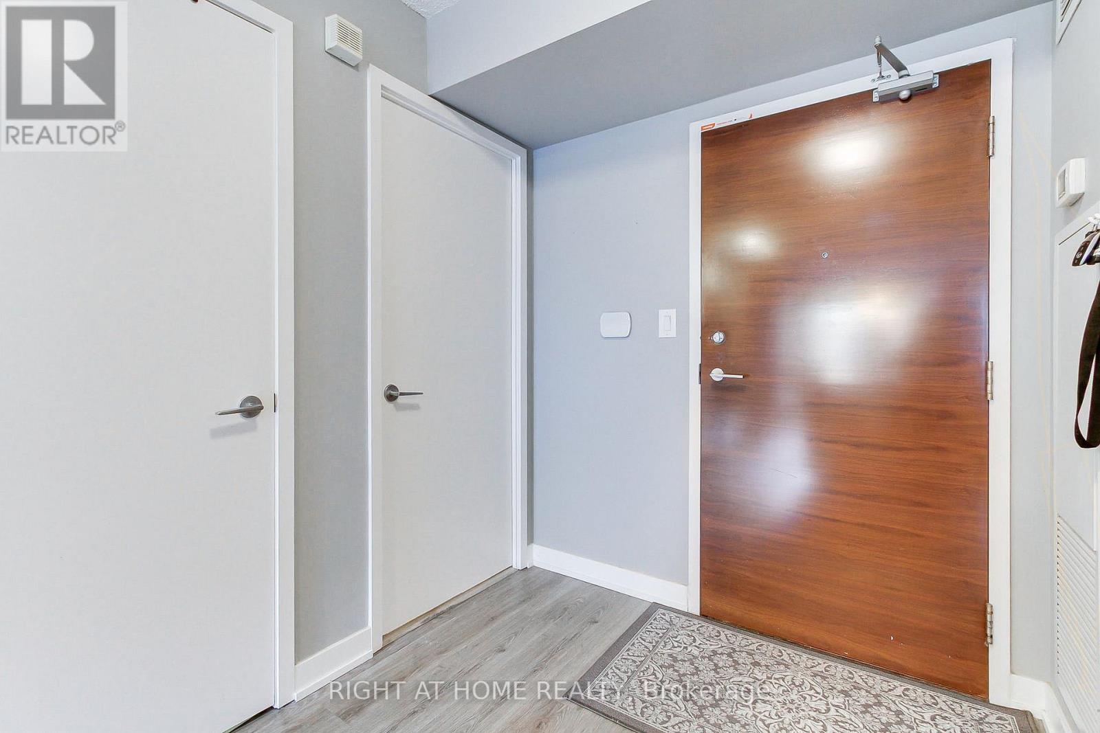 829 - 10 Capreol Court, Toronto, Ontario  M5V 4B3 - Photo 6 - C12503720