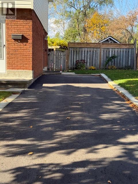 17 Vincent Crescent S, London South, Ontario  N6C 4X9 - Photo 3 - X12503948