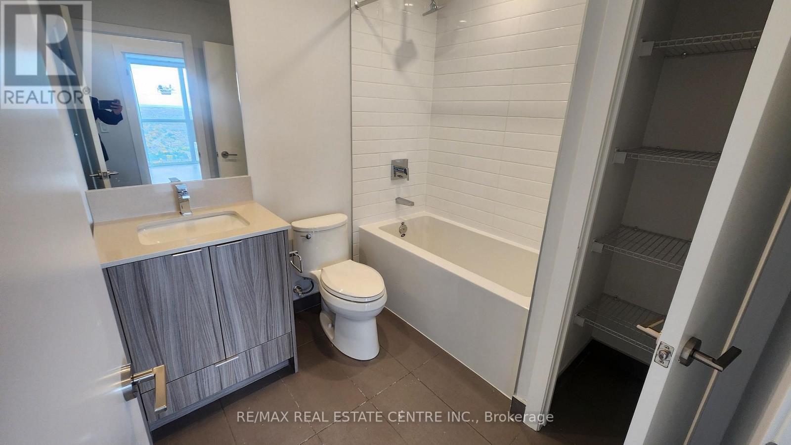 4407 - 430 Square One Drive, Mississauga, Ontario  L5B 0P6 - Photo 18 - W12503702