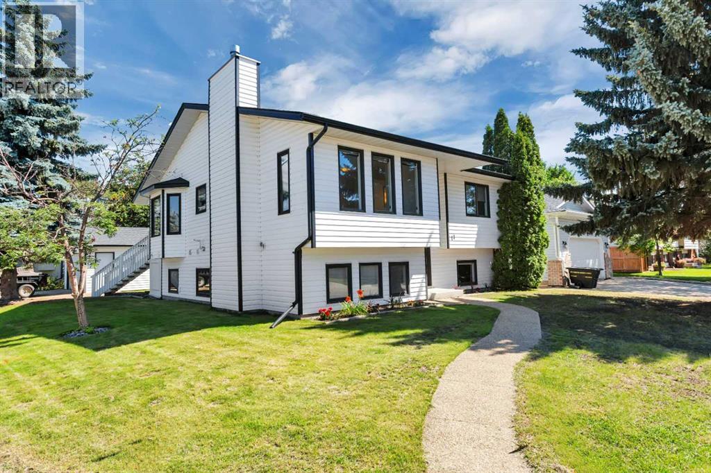 11 Maple Bay, Lacombe, Alberta