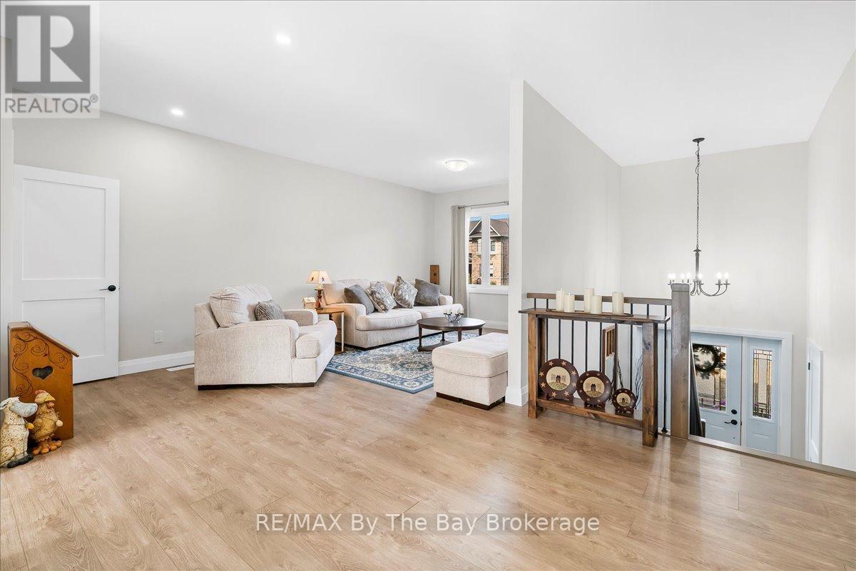 146 Mary Street, Clearview (Creemore), Ontario  L0M 1G0 - Photo 5 - S12504034