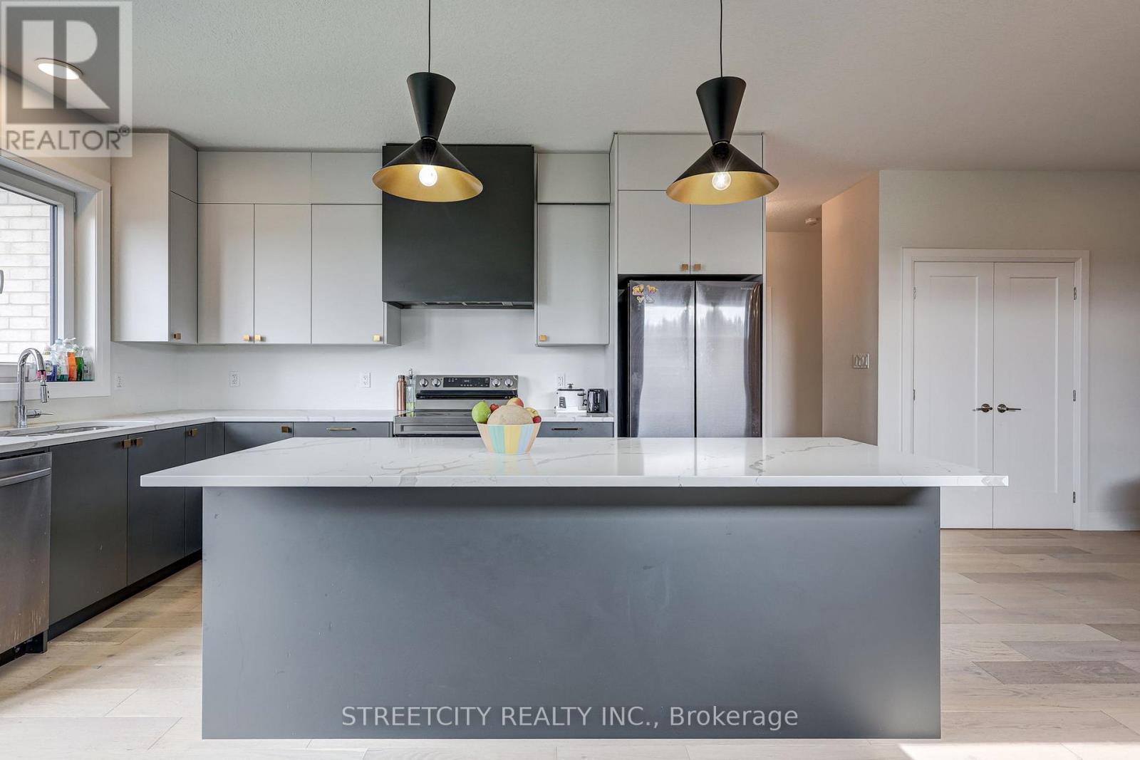 42 Alexander Circle, Strathroy-Caradoc, Ontario  N7G 0B5 - Photo 16 - X12475815