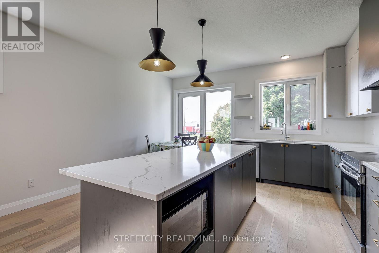 42 Alexander Circle, Strathroy-Caradoc, Ontario  N7G 0B5 - Photo 13 - X12475815