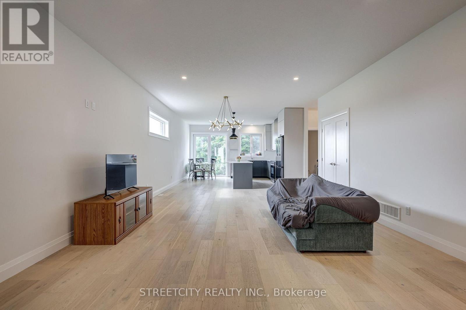 42 Alexander Circle, Strathroy-Caradoc, Ontario  N7G 0B5 - Photo 20 - X12475815