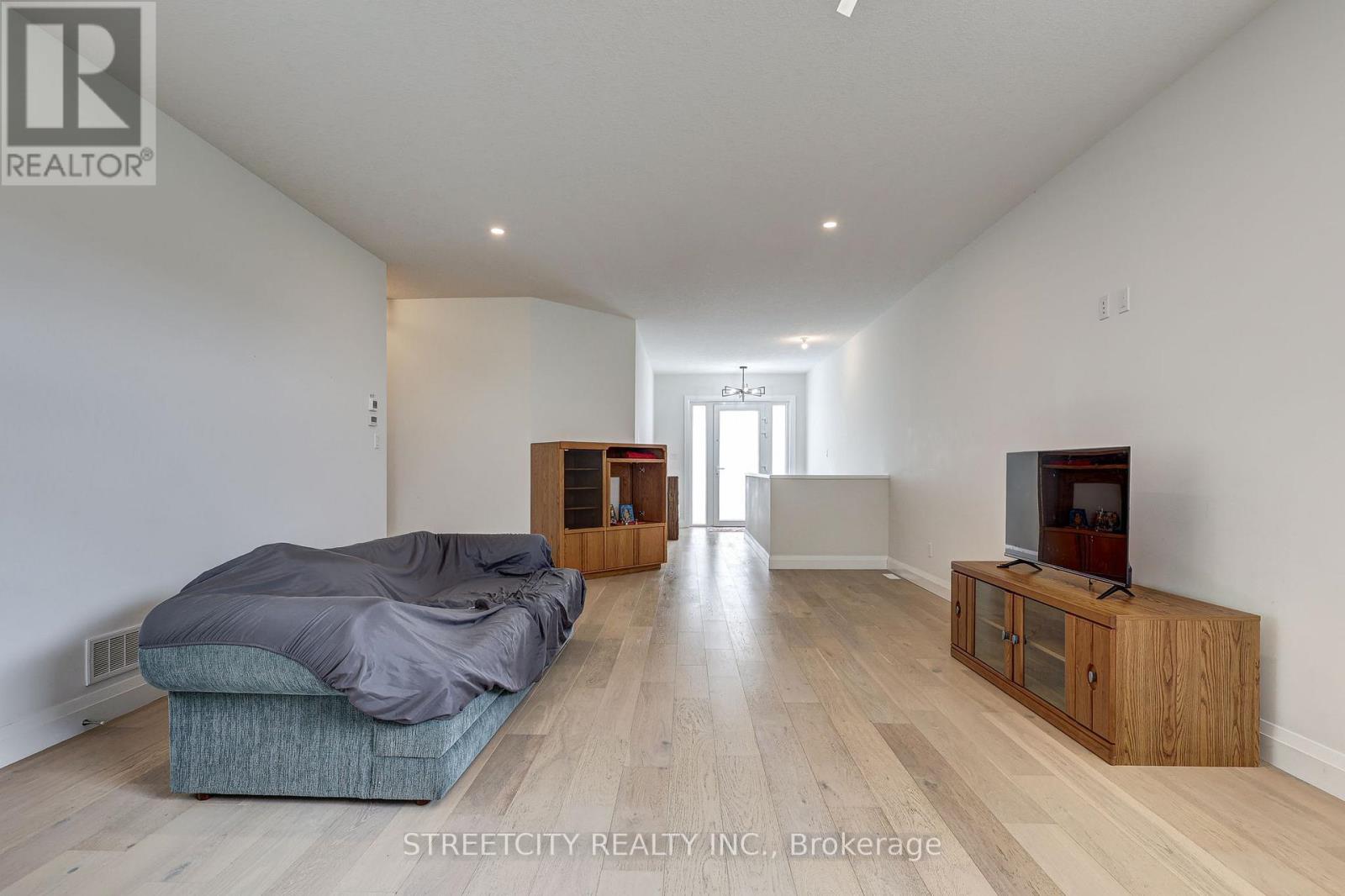 42 Alexander Circle, Strathroy-Caradoc, Ontario  N7G 0B5 - Photo 19 - X12475815