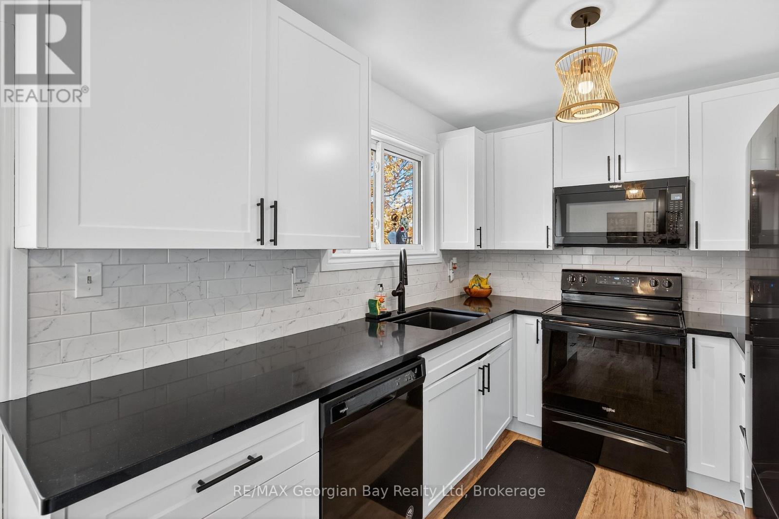 15 Lorne Avenue, Penetanguishene, Ontario  L9M 1B1 - Photo 19 - S12504148