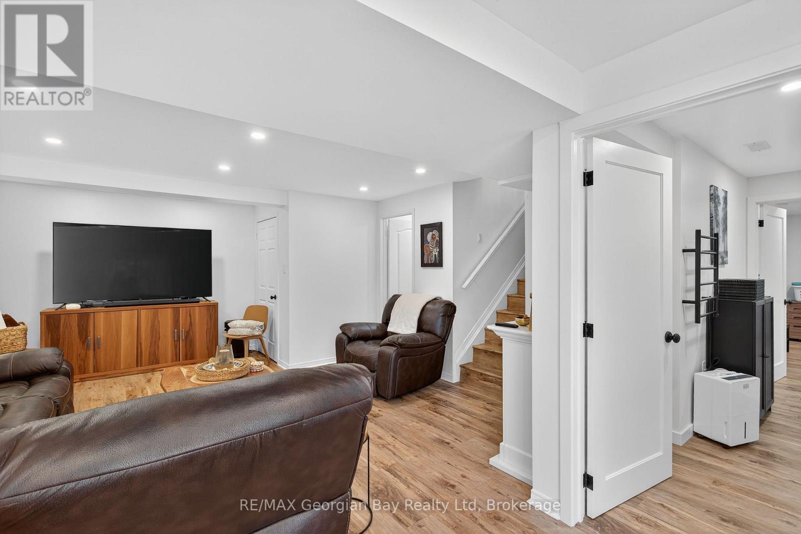 15 Lorne Avenue, Penetanguishene, Ontario  L9M 1B1 - Photo 21 - S12504148