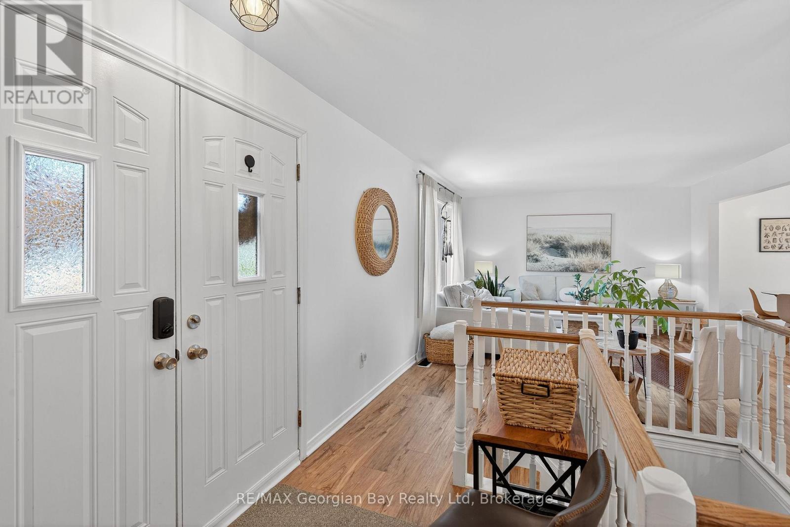 15 Lorne Avenue, Penetanguishene, Ontario  L9M 1B1 - Photo 4 - S12504148