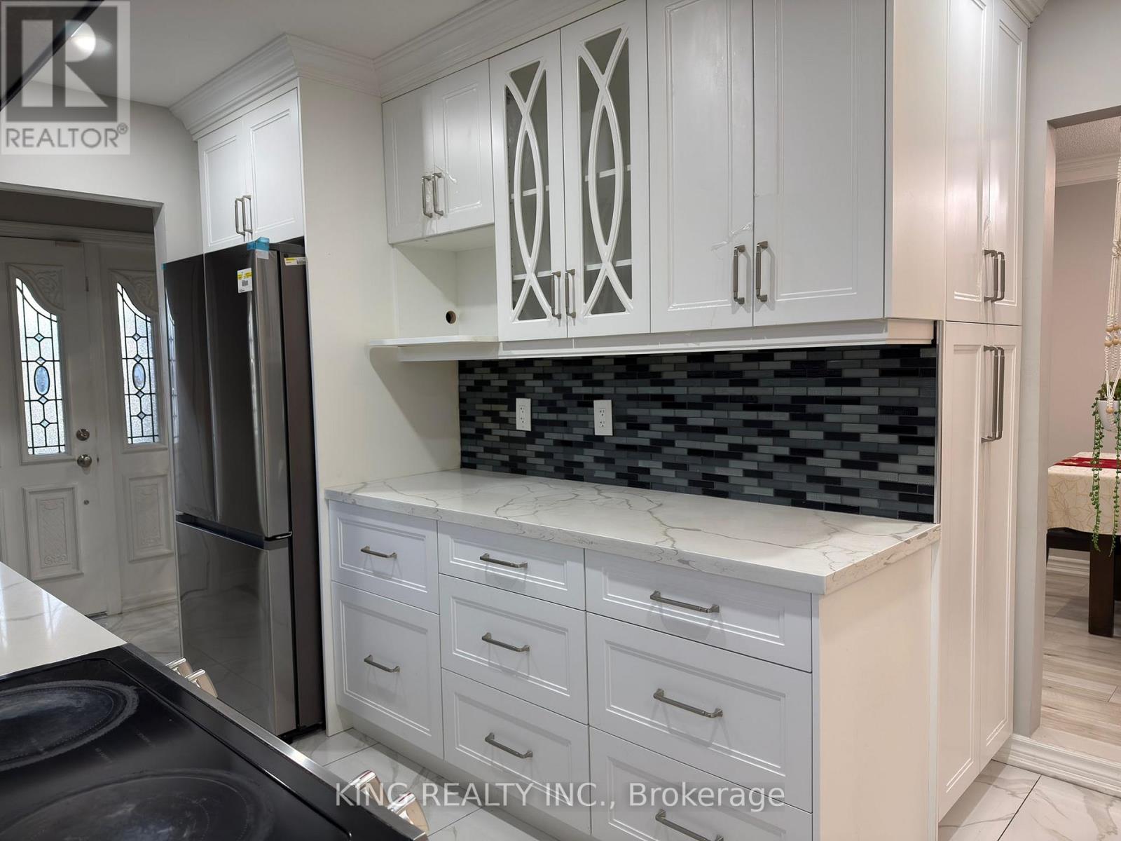 21 Greenwood Crescent, Brampton, Ontario  L6S 1T2 - Photo 4 - W12503884