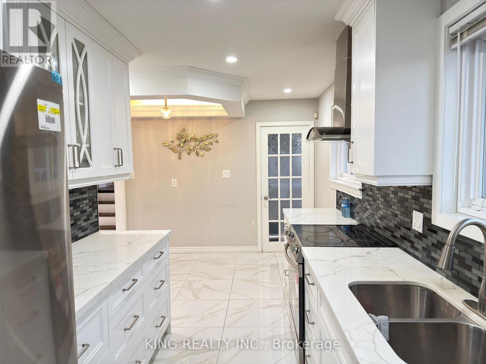 21 Greenwood Crescent, Brampton, Ontario  L6S 1T2 - Photo 5 - W12503884