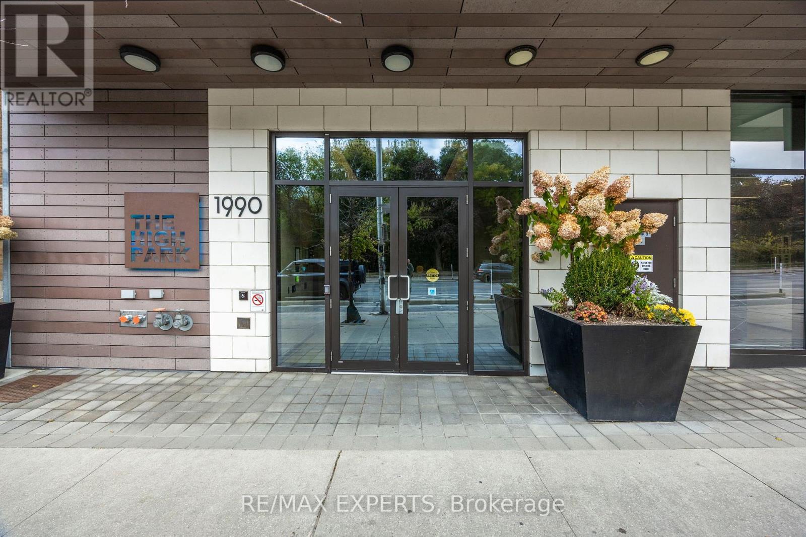512 - 1990 Bloor Street W, Toronto, Ontario  M6P 3L1 - Photo 4 - W12503906