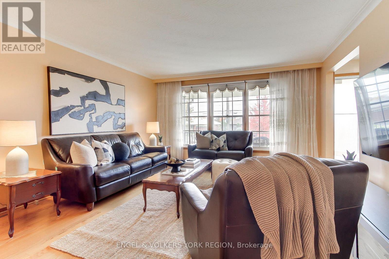 234 Maple Leaf Drive, Toronto, Ontario  M6L 1P1 - Photo 13 - W12503992