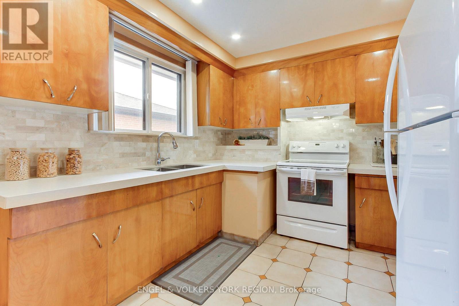 234 Maple Leaf Drive, Toronto, Ontario  M6L 1P1 - Photo 17 - W12503992