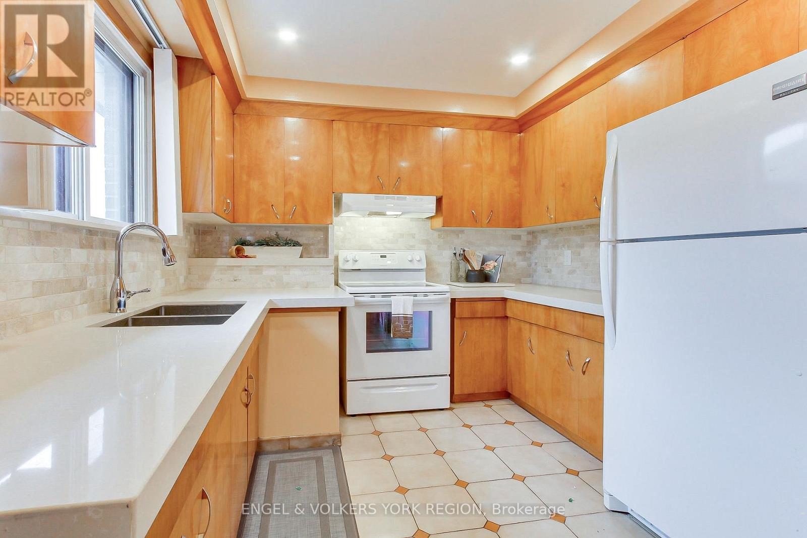 234 Maple Leaf Drive, Toronto, Ontario  M6L 1P1 - Photo 18 - W12503992