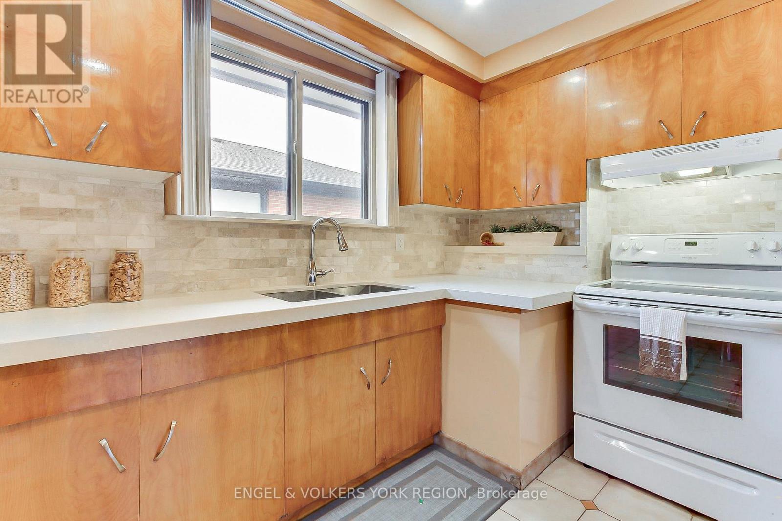 234 Maple Leaf Drive, Toronto, Ontario  M6L 1P1 - Photo 19 - W12503992