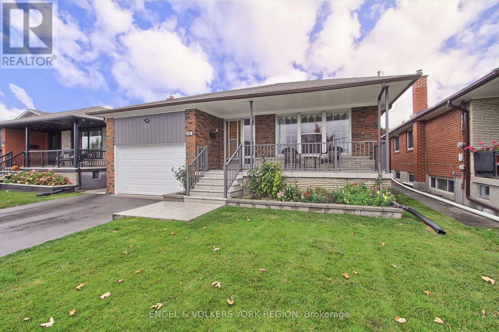 234 Maple Leaf Drive, Toronto, Ontario  M6L 1P1 - Photo 2 - W12503992