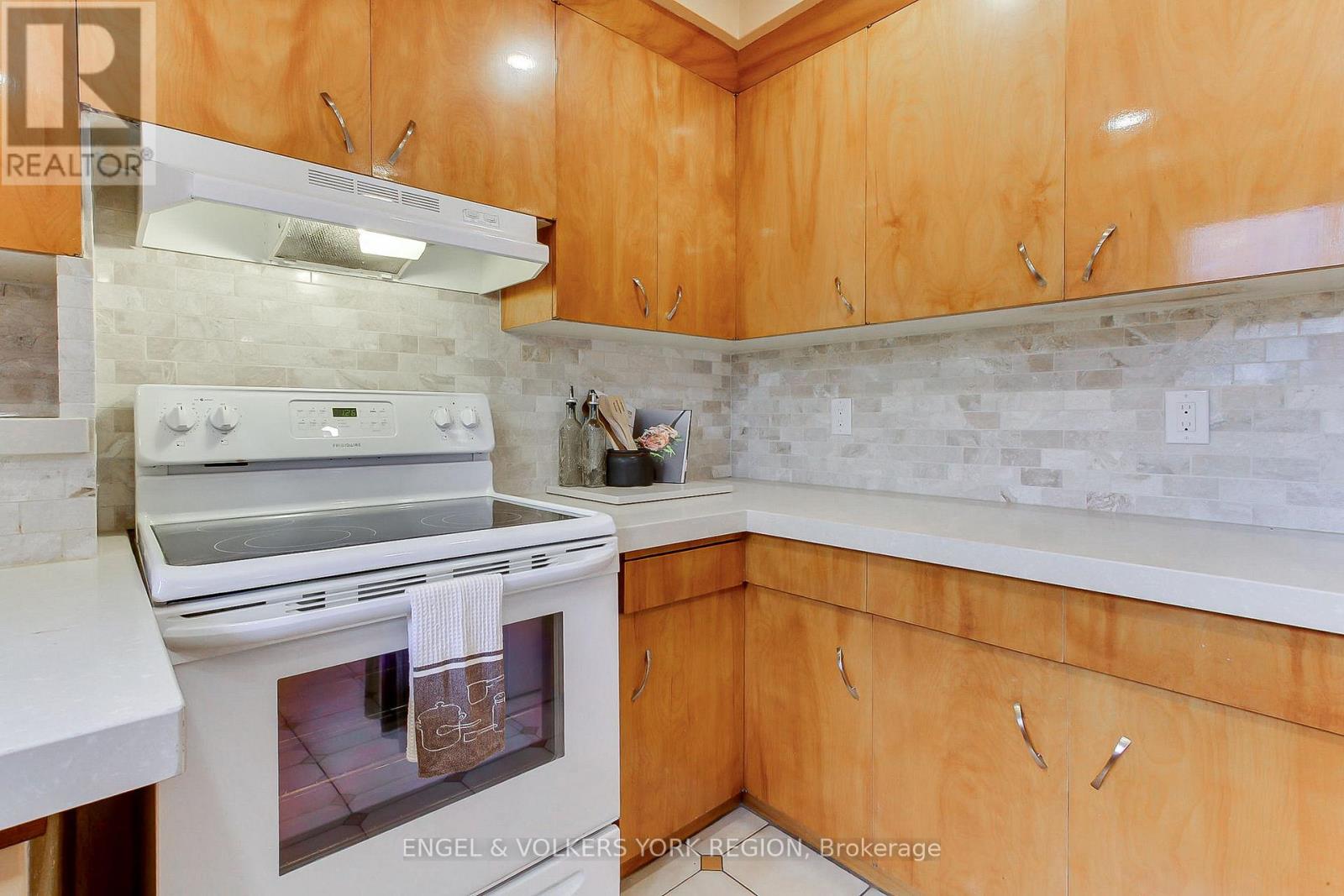 234 Maple Leaf Drive, Toronto, Ontario  M6L 1P1 - Photo 20 - W12503992