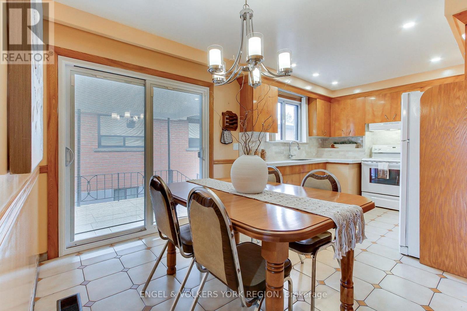 234 Maple Leaf Drive, Toronto, Ontario  M6L 1P1 - Photo 22 - W12503992