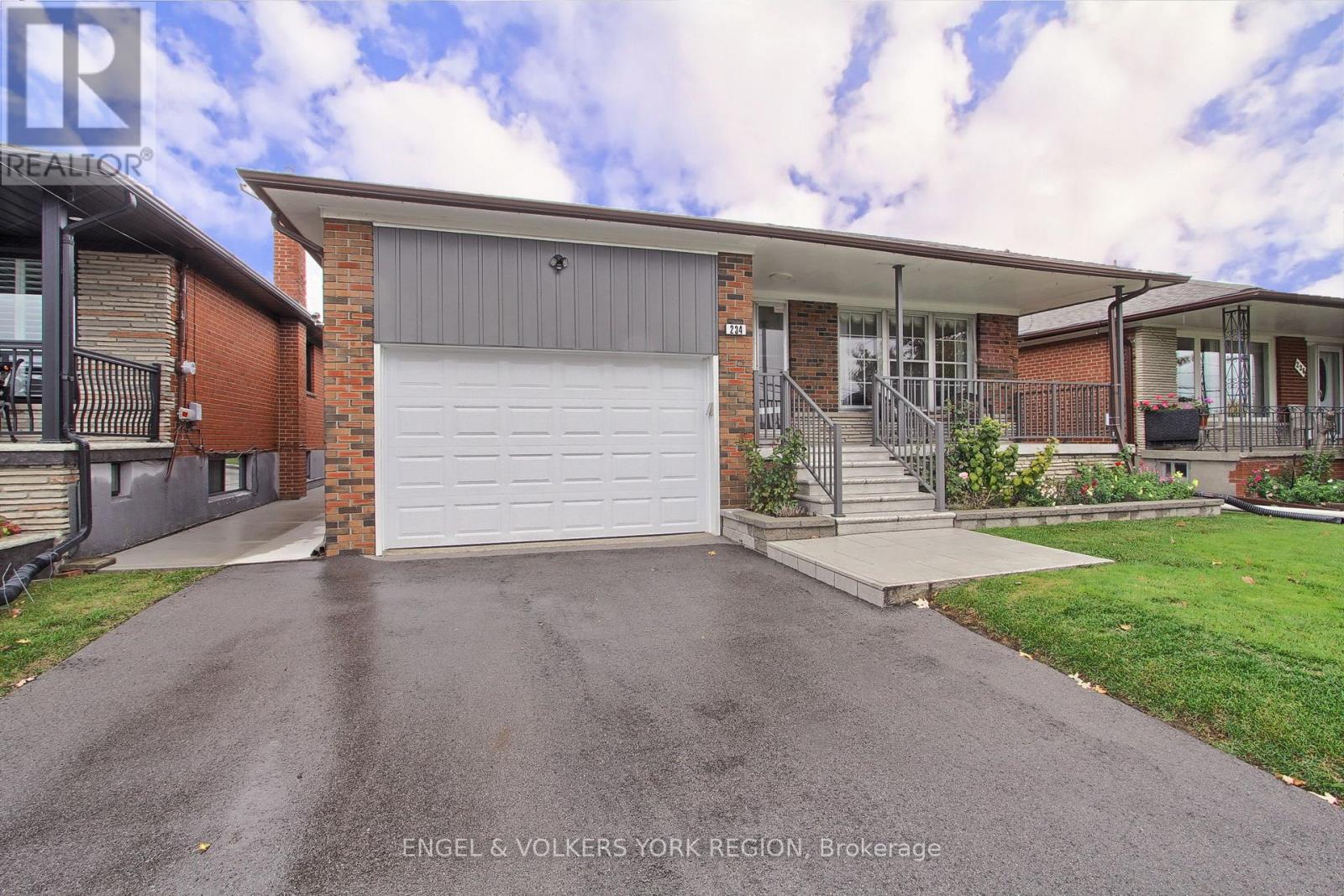 234 Maple Leaf Drive, Toronto, Ontario  M6L 1P1 - Photo 3 - W12503992