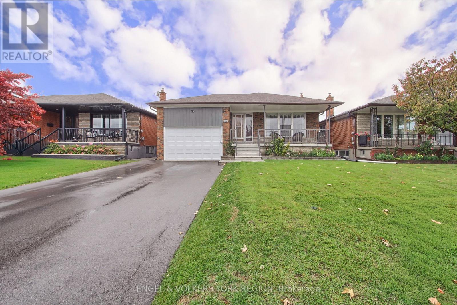 234 Maple Leaf Drive, Toronto, Ontario  M6L 1P1 - Photo 4 - W12503992