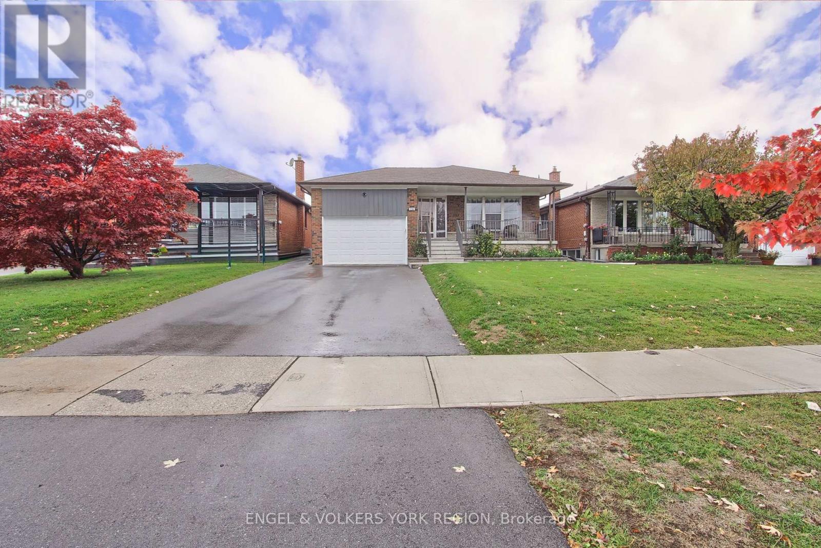 234 Maple Leaf Drive, Toronto, Ontario  M6L 1P1 - Photo 5 - W12503992