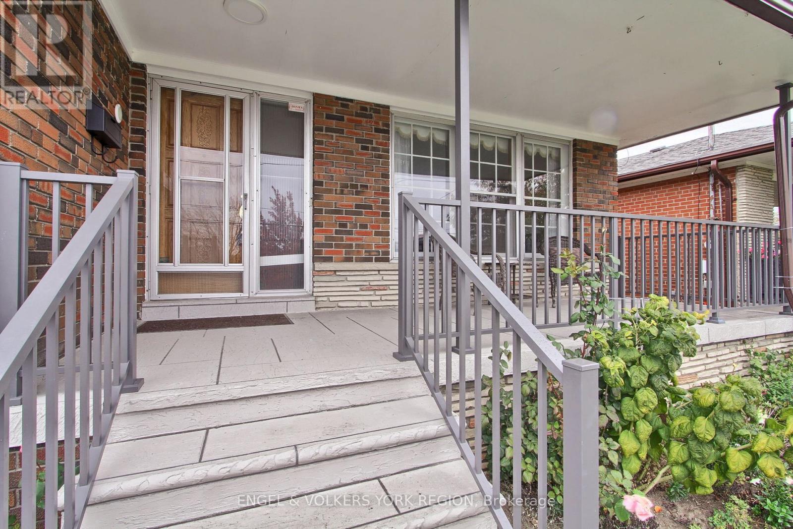 234 Maple Leaf Drive, Toronto, Ontario  M6L 1P1 - Photo 6 - W12503992