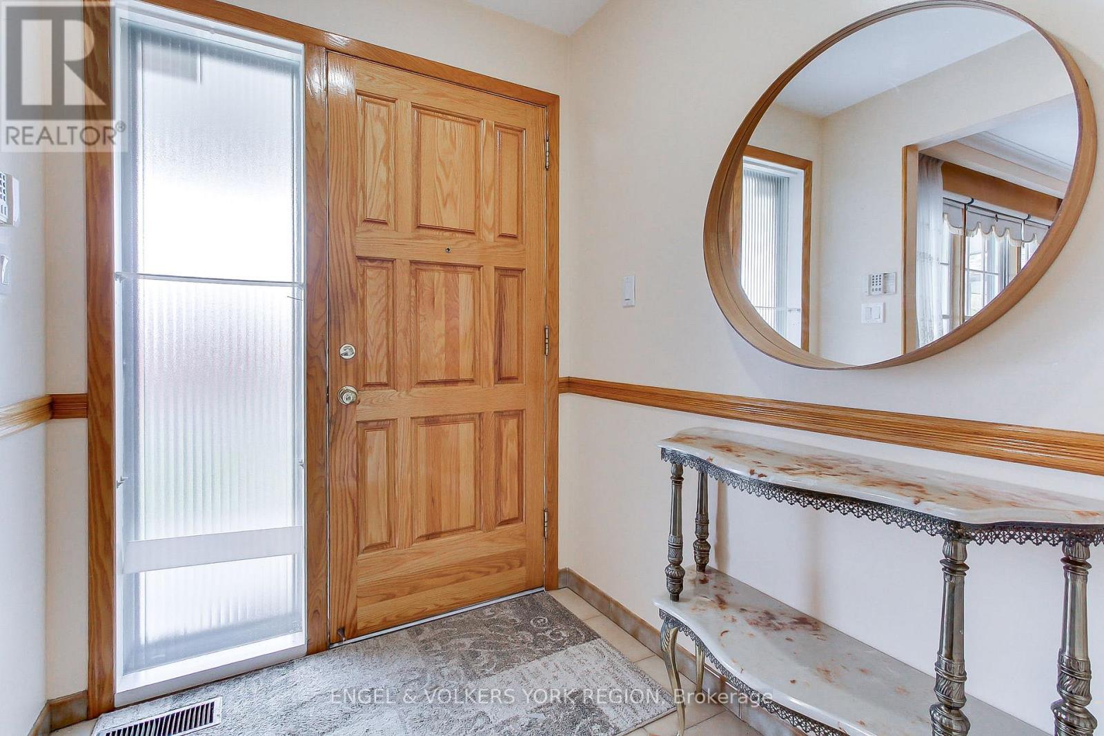 234 Maple Leaf Drive, Toronto, Ontario  M6L 1P1 - Photo 7 - W12503992