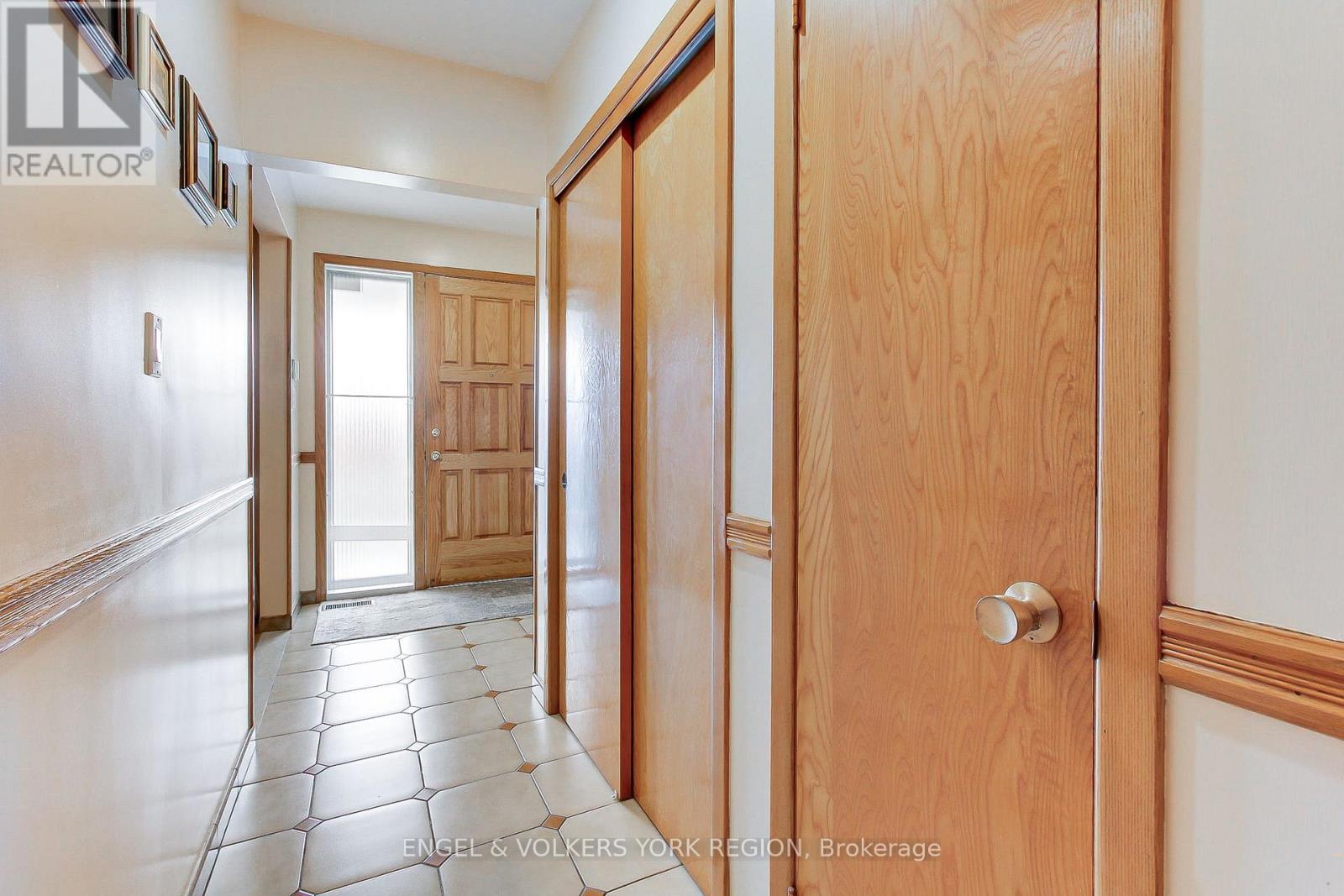 234 Maple Leaf Drive, Toronto, Ontario  M6L 1P1 - Photo 8 - W12503992