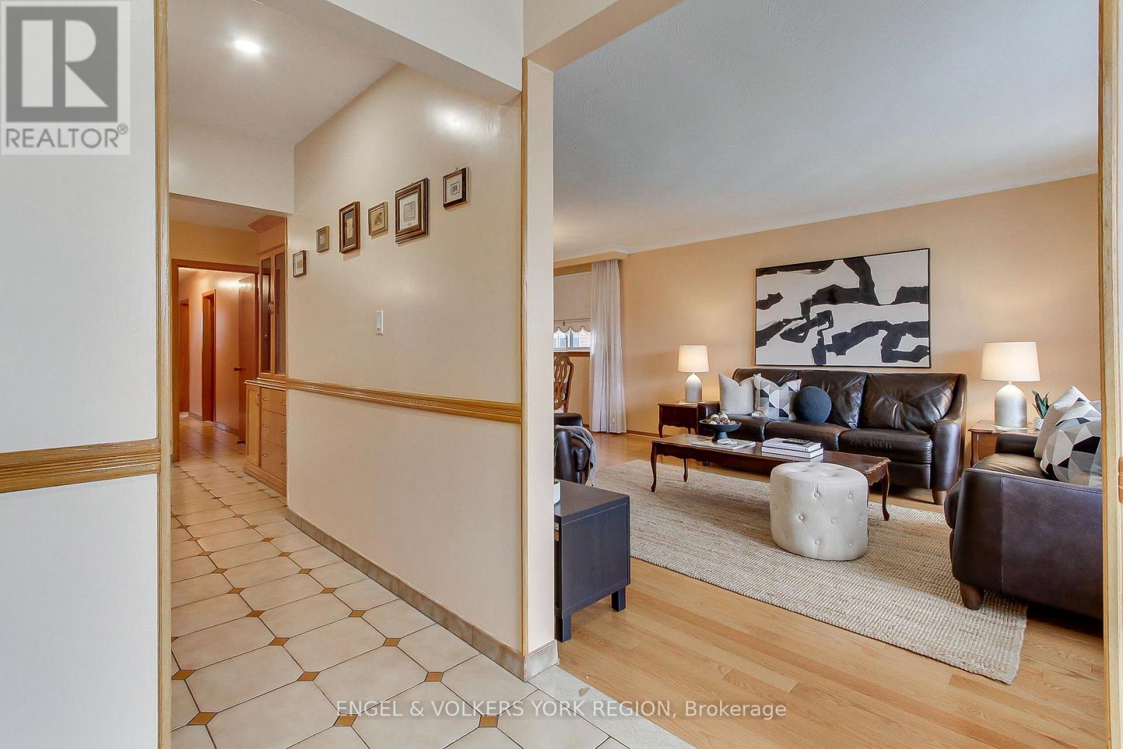 234 Maple Leaf Drive, Toronto, Ontario  M6L 1P1 - Photo 9 - W12503992