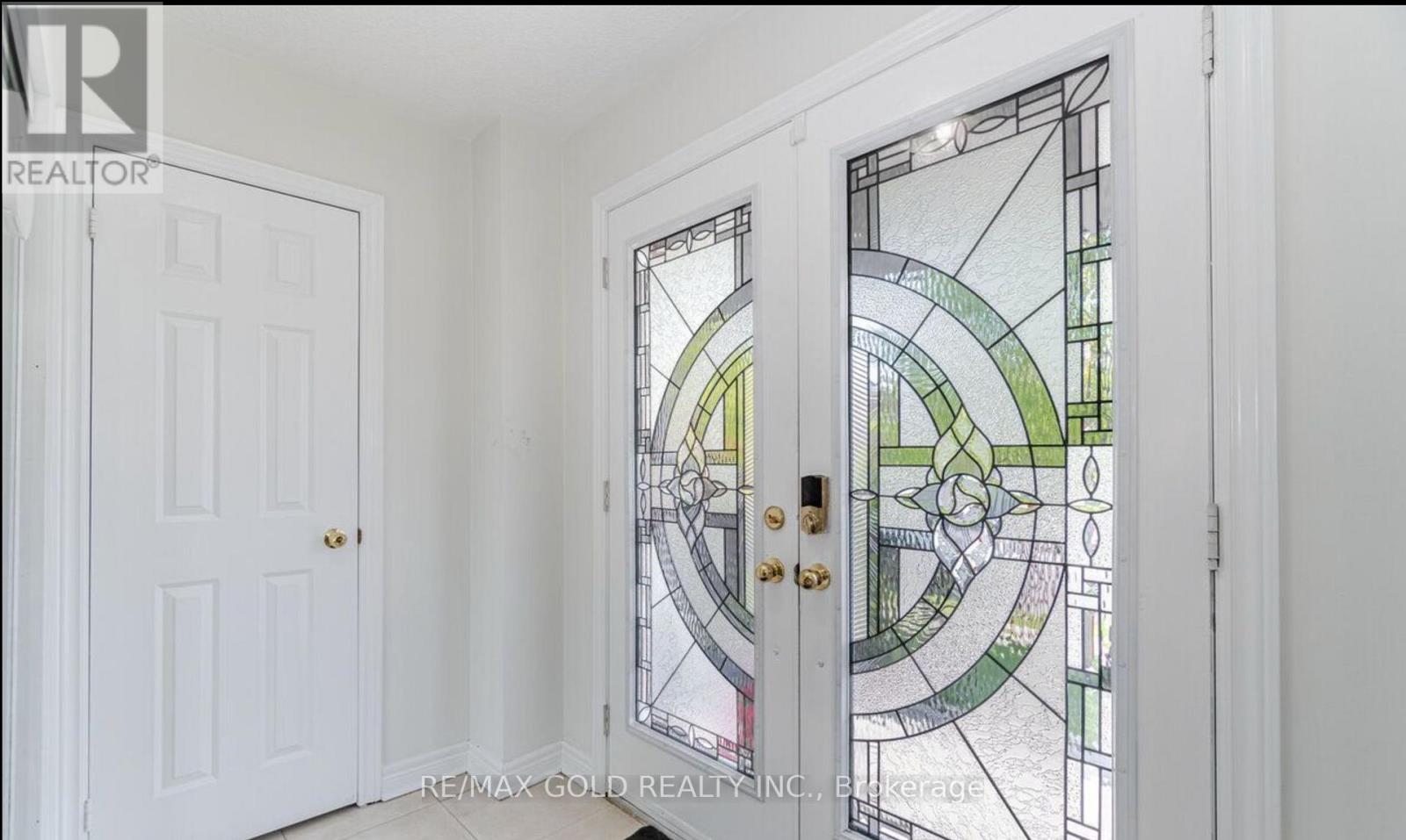 9 Roxton Crescent, Brampton, Ontario  L7A 2E7 - Photo 2 - W12504028