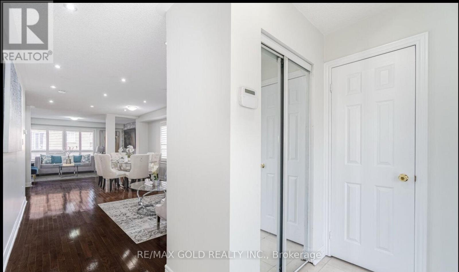 9 Roxton Crescent, Brampton, Ontario  L7A 2E7 - Photo 4 - W12504028