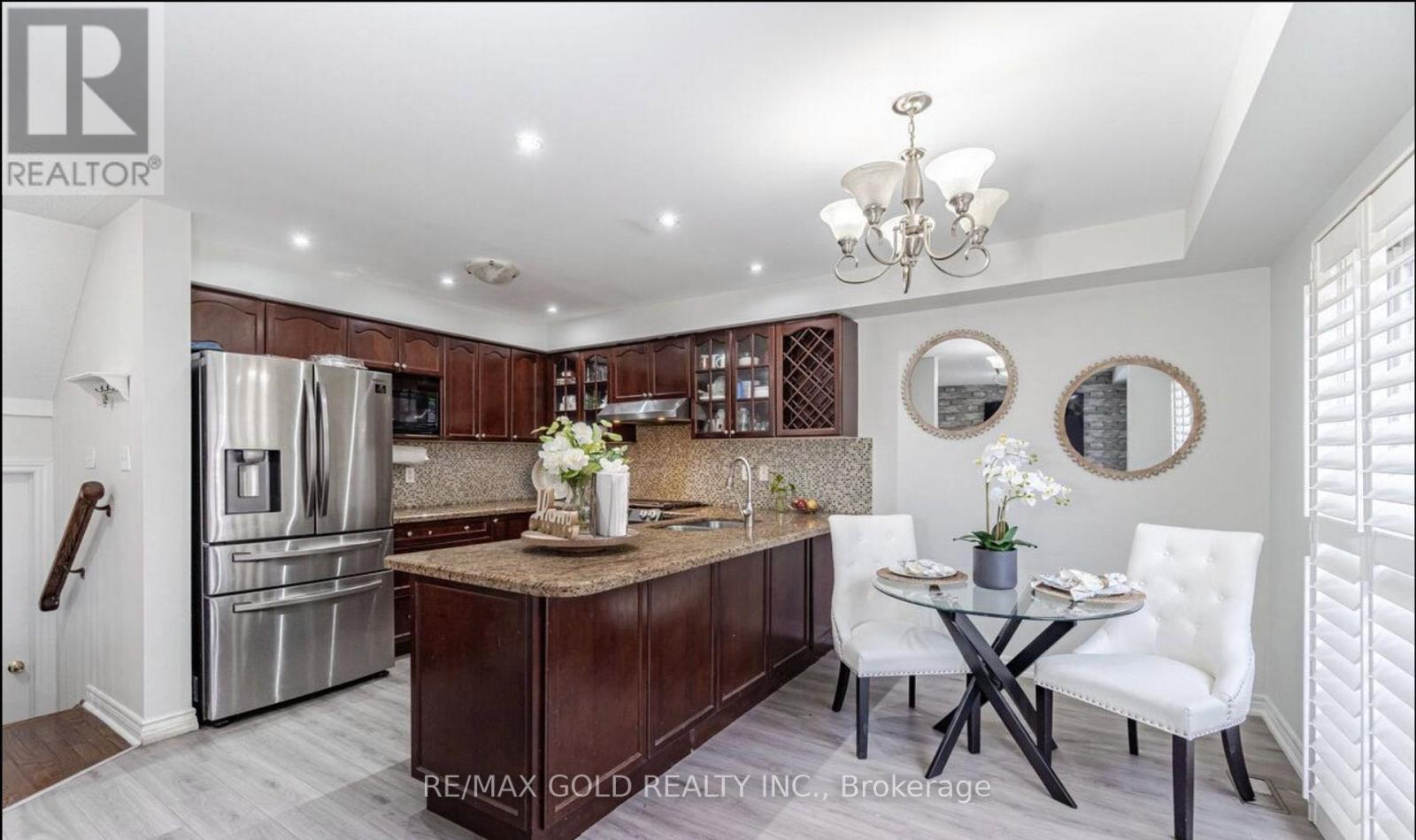 9 Roxton Crescent, Brampton, Ontario  L7A 2E7 - Photo 5 - W12504028