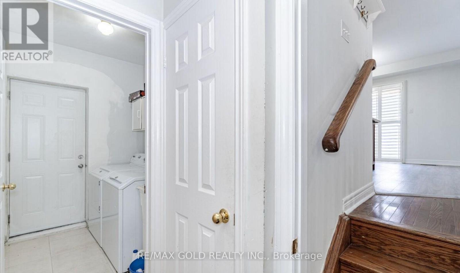 9 Roxton Crescent, Brampton, Ontario  L7A 2E7 - Photo 8 - W12504028