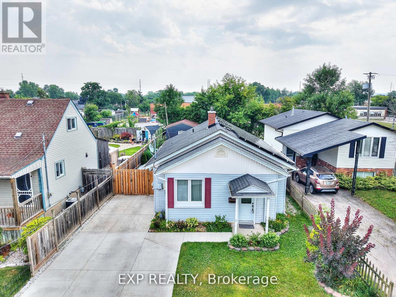 31 Woodrow Street, St. Catharines, Ontario  L2P 2A1 - Photo 3 - X12504108