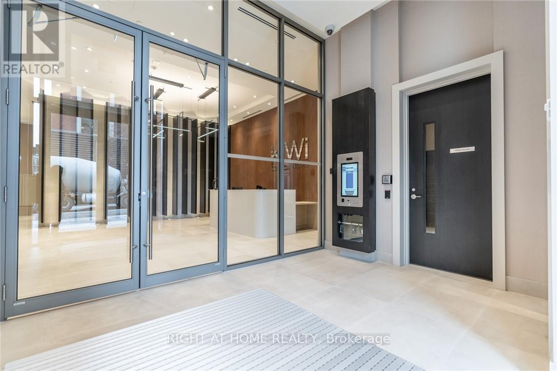 1107 - 212 King William Street, Hamilton, Ontario  L8R 0A7 - Photo 2 - X12503802