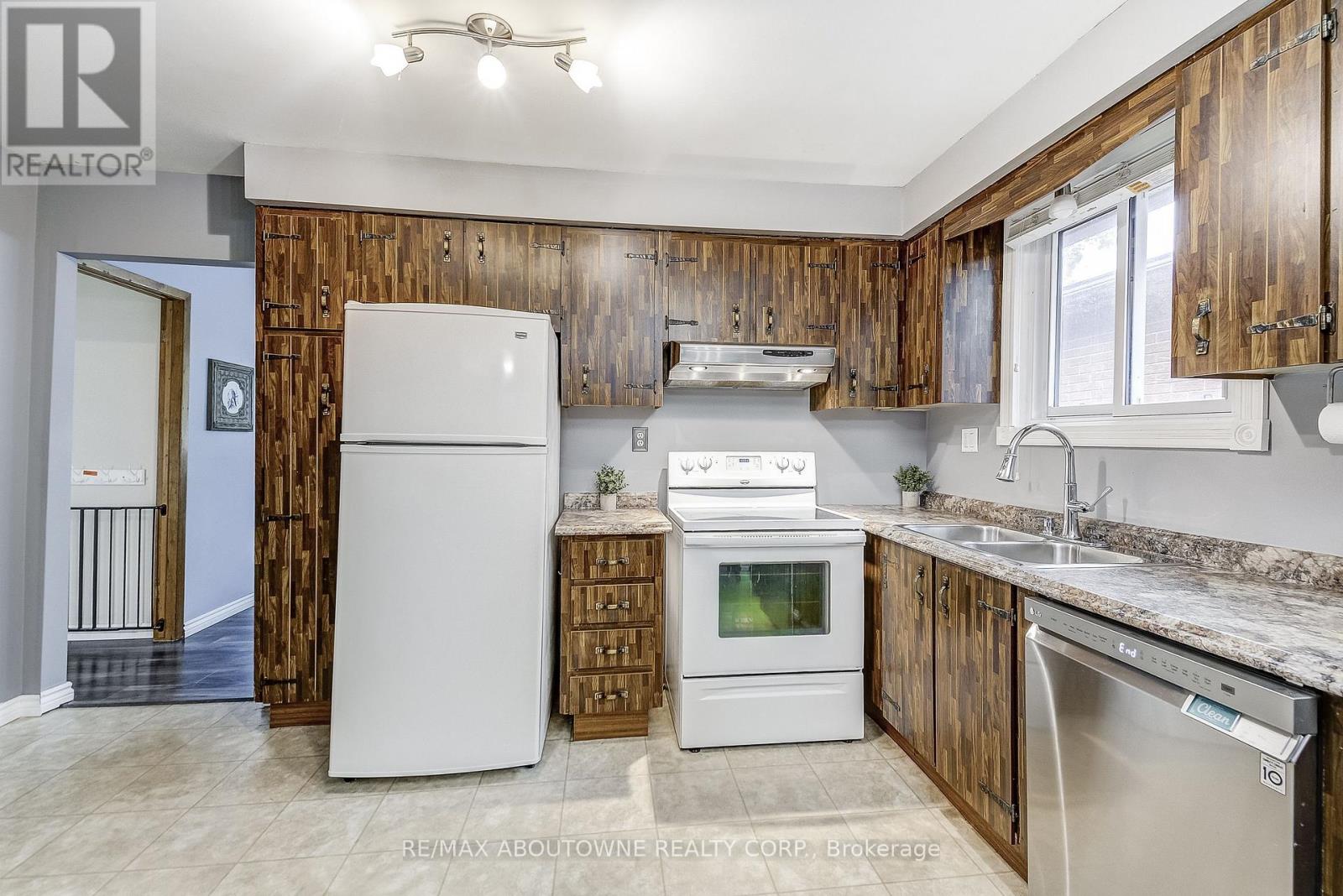 211 East 8th Street, Hamilton, Ontario  L9A 3L7 - Photo 13 - X12503840