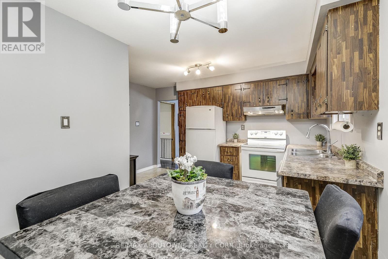 211 East 8th Street, Hamilton, Ontario  L9A 3L7 - Photo 16 - X12503840