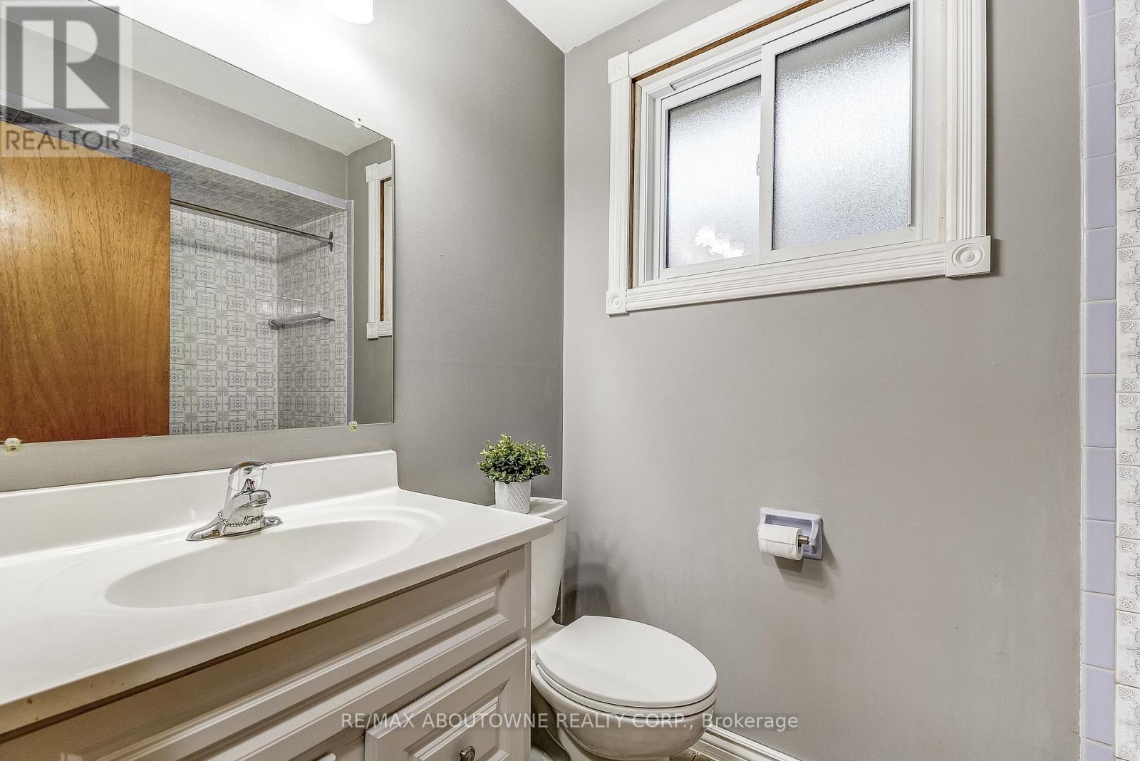 211 East 8th Street, Hamilton, Ontario  L9A 3L7 - Photo 22 - X12503840