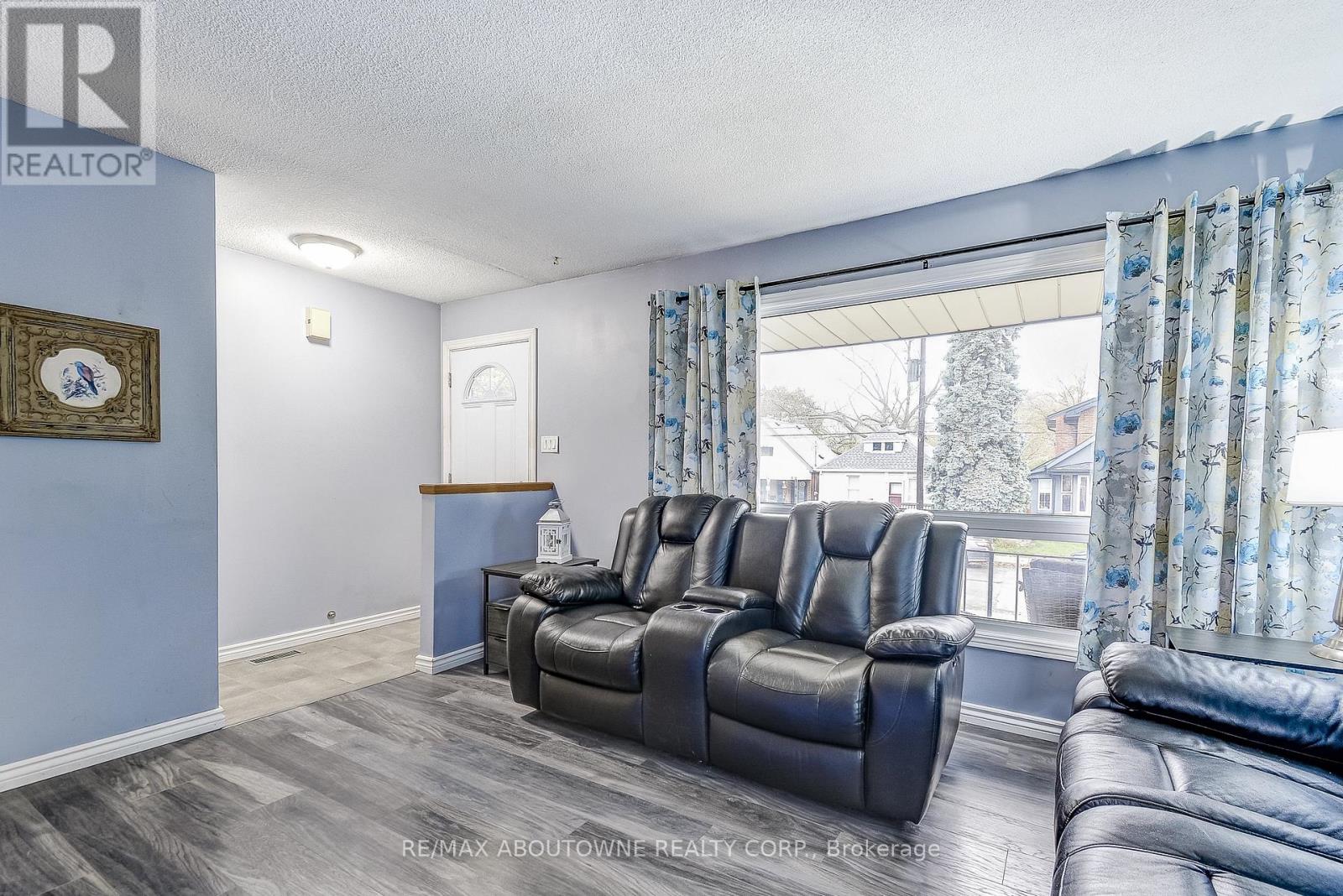 211 East 8th Street, Hamilton, Ontario  L9A 3L7 - Photo 9 - X12503840