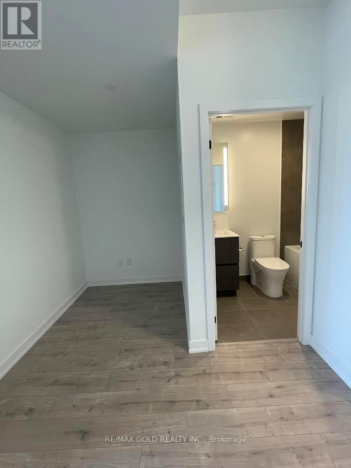 340 - 215 Lakeshore Road, Mississauga, Ontario  L5H 0A7 - Photo 4 - W12503584