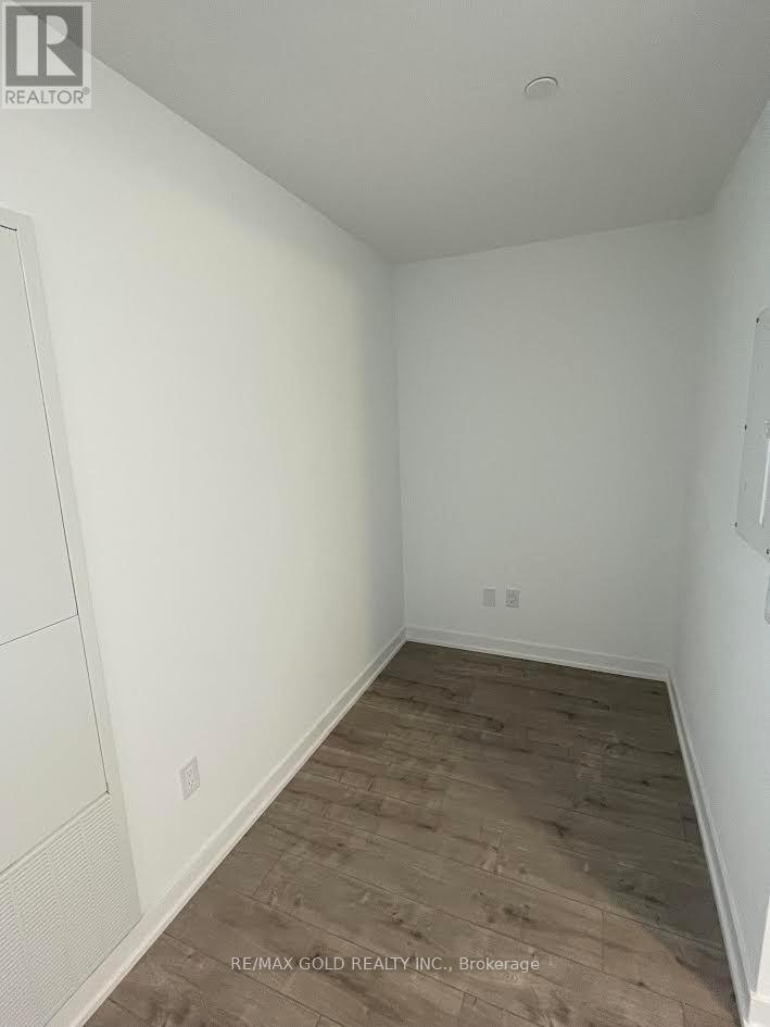 340 - 215 Lakeshore Road, Mississauga, Ontario  L5H 0A7 - Photo 5 - W12503584