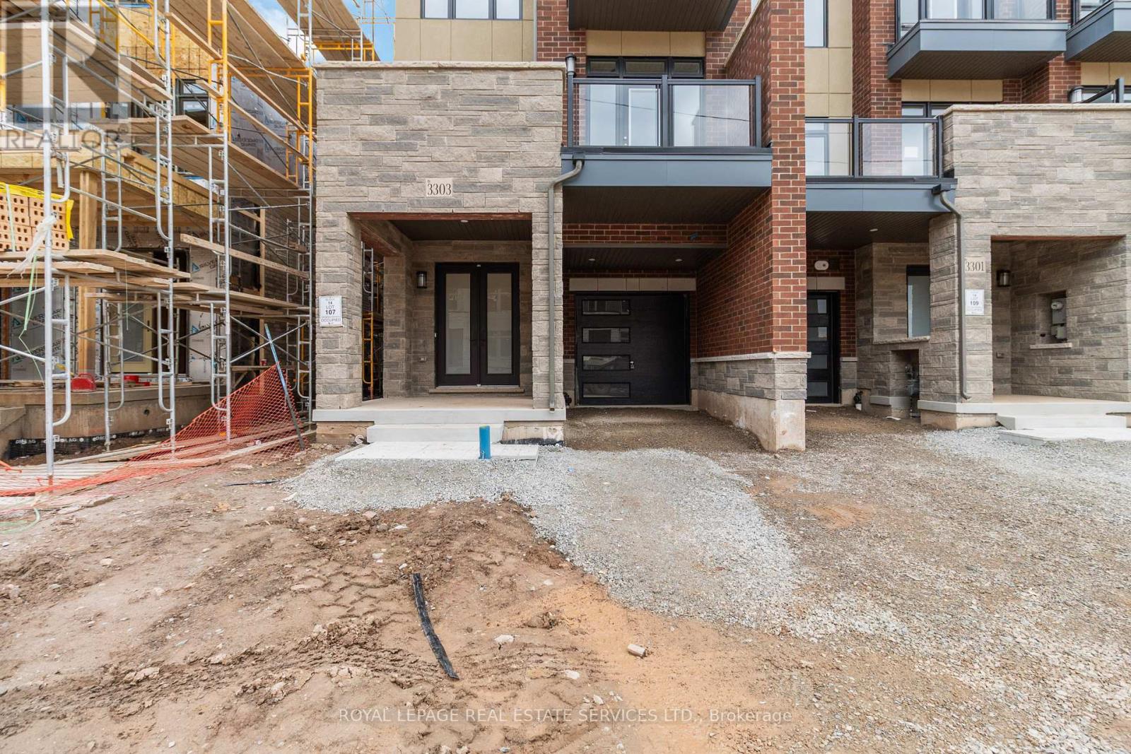 3303 Taha Gardens, Oakville, Ontario  L6M 5R9 - Photo 2 - W12482145