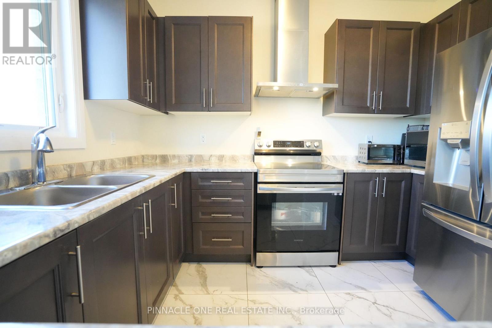 21 Carew Boulevard, Kawartha Lakes, Ontario  K9V 0P6 - Photo 12 - X12493020