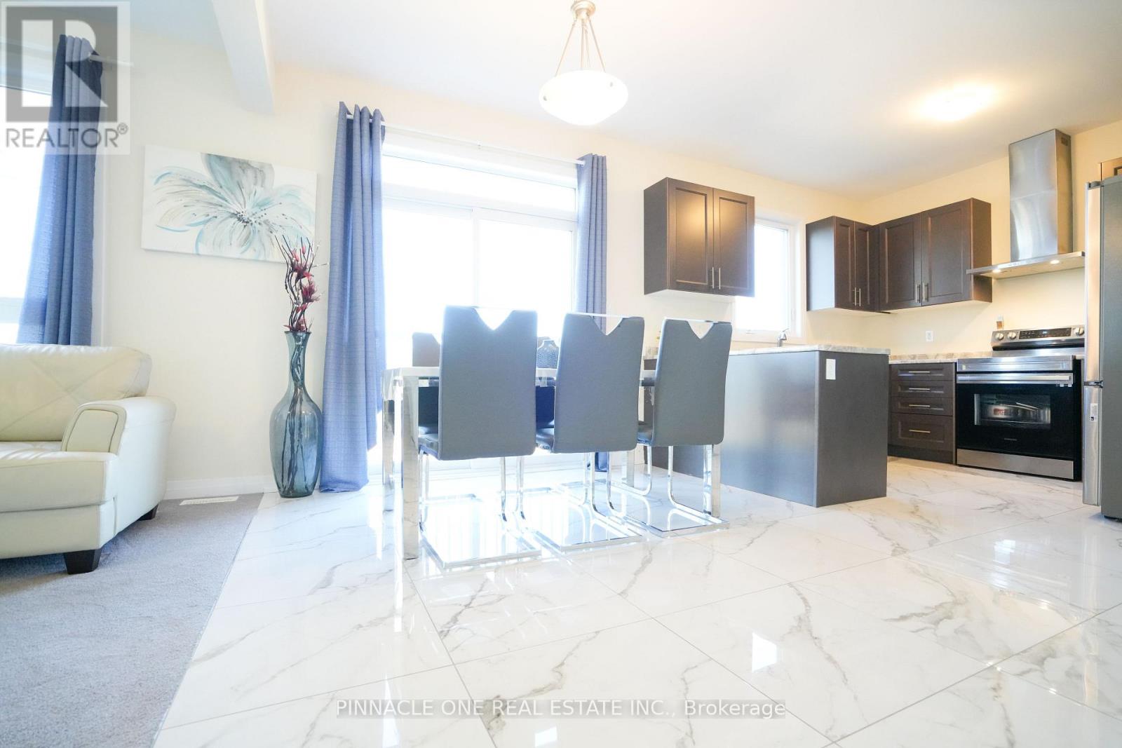 21 Carew Boulevard, Kawartha Lakes, Ontario  K9V 0P6 - Photo 2 - X12493020