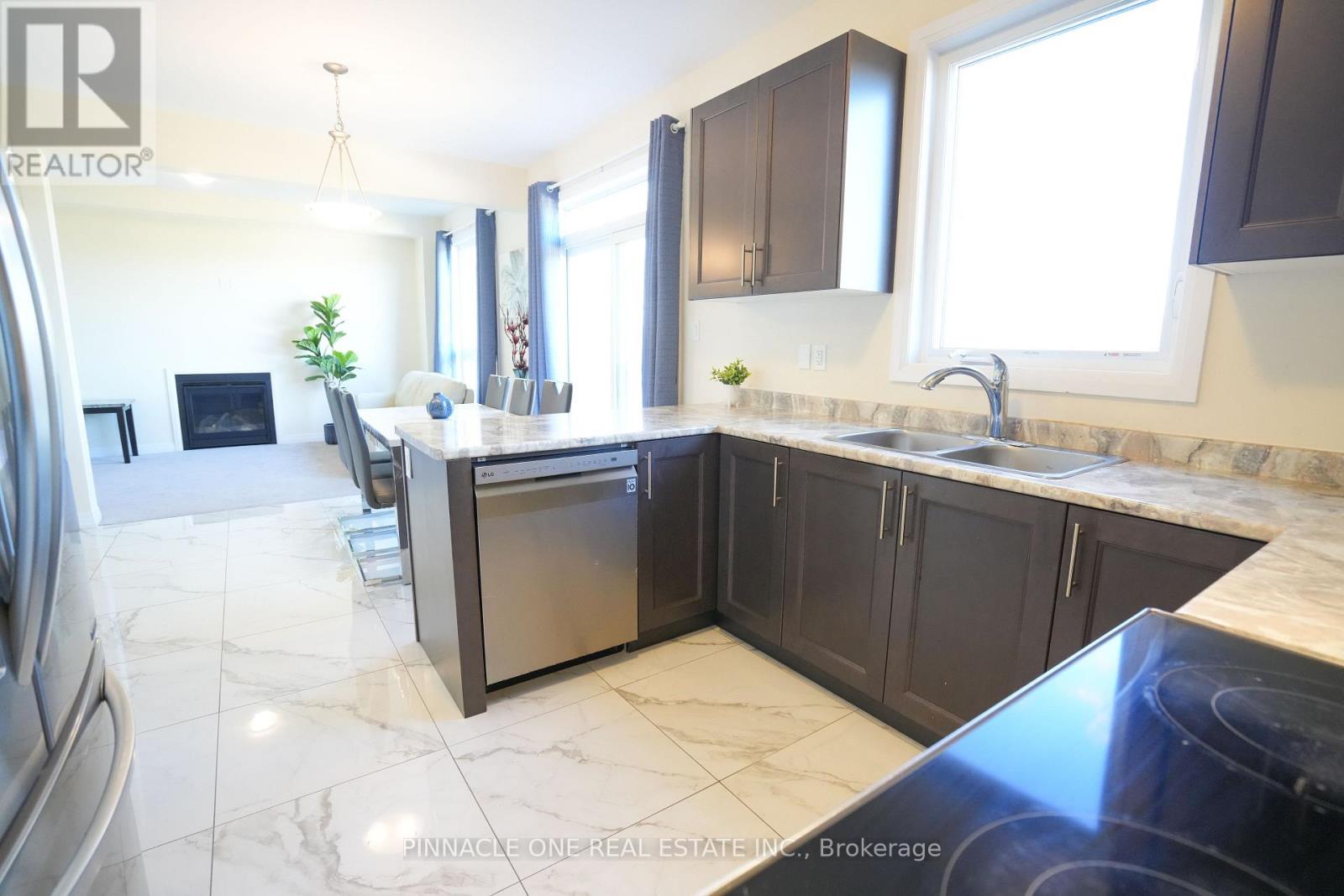 21 Carew Boulevard, Kawartha Lakes, Ontario  K9V 0P6 - Photo 6 - X12493020