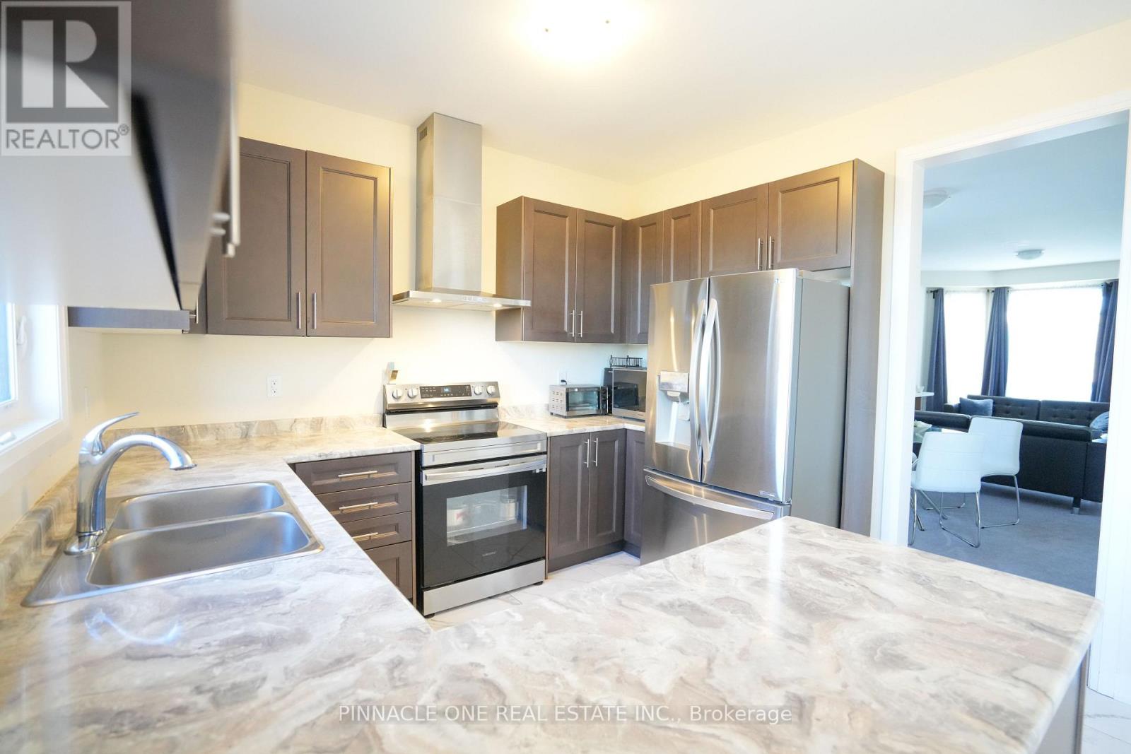 21 Carew Boulevard, Kawartha Lakes, Ontario  K9V 0P6 - Photo 7 - X12493020