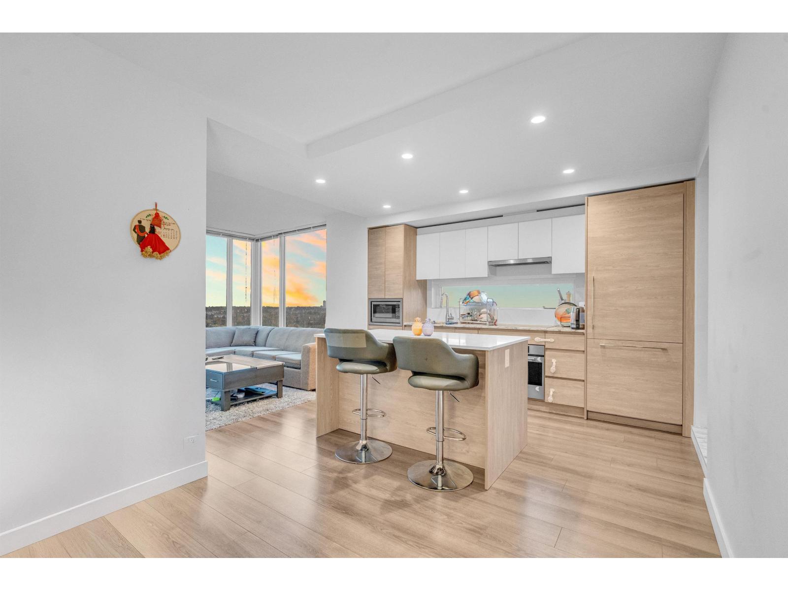 2703 13615 Fraser Highway, Surrey, British Columbia V3T 0P7 - Photo 2 - R3063548