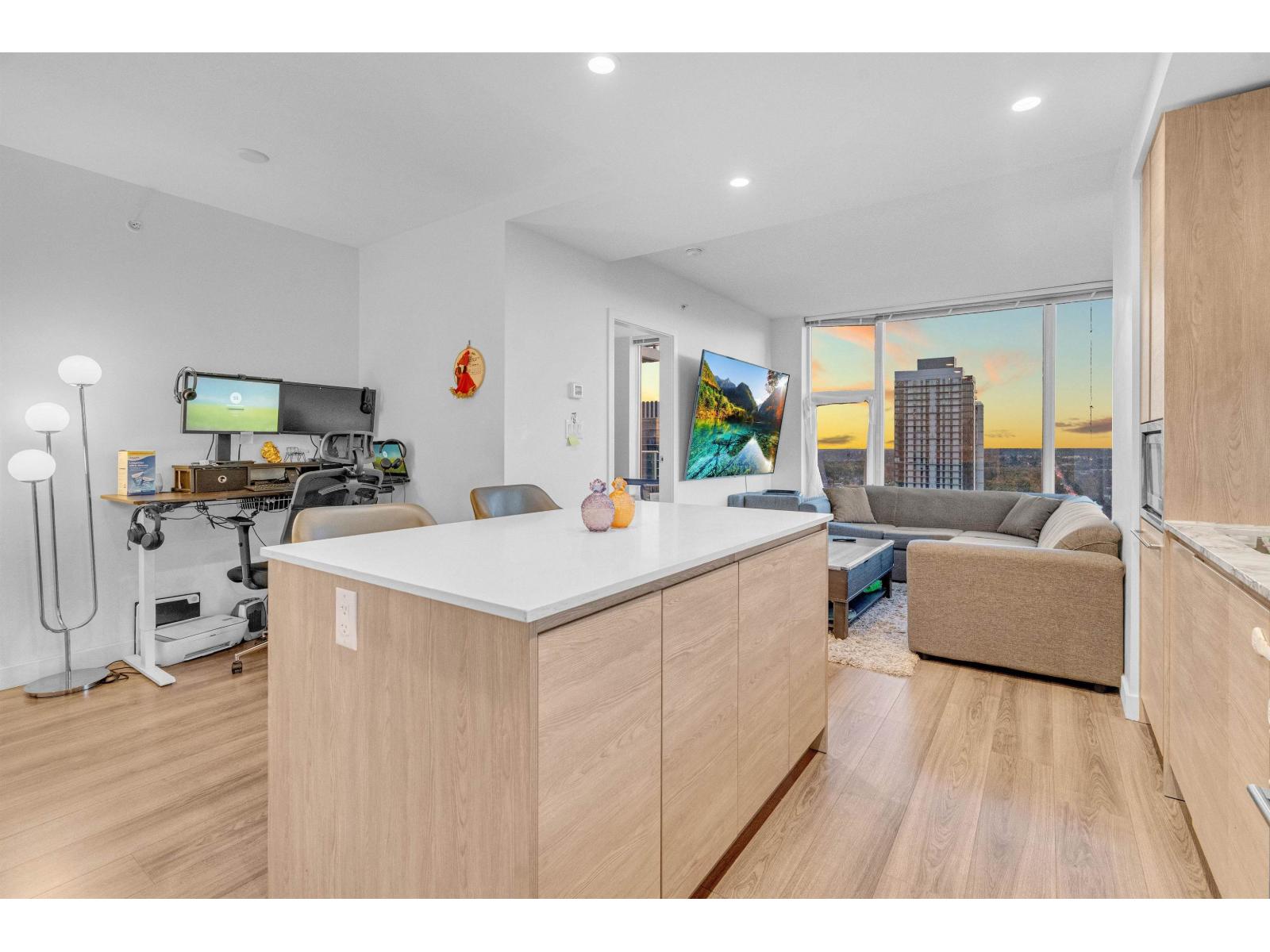 2703 13615 Fraser Highway, Surrey, British Columbia V3T 0P7 - Photo 3 - R3063548