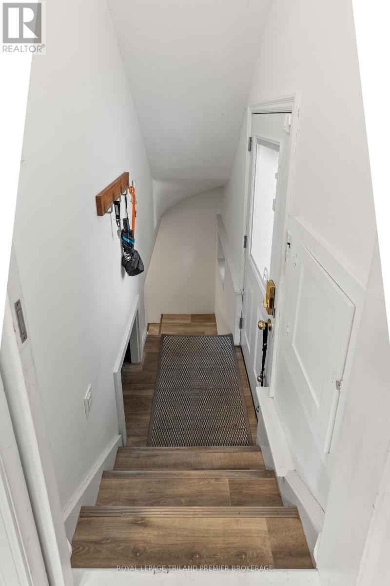 Photo 33 of 42 for 22 Briscoe Street E