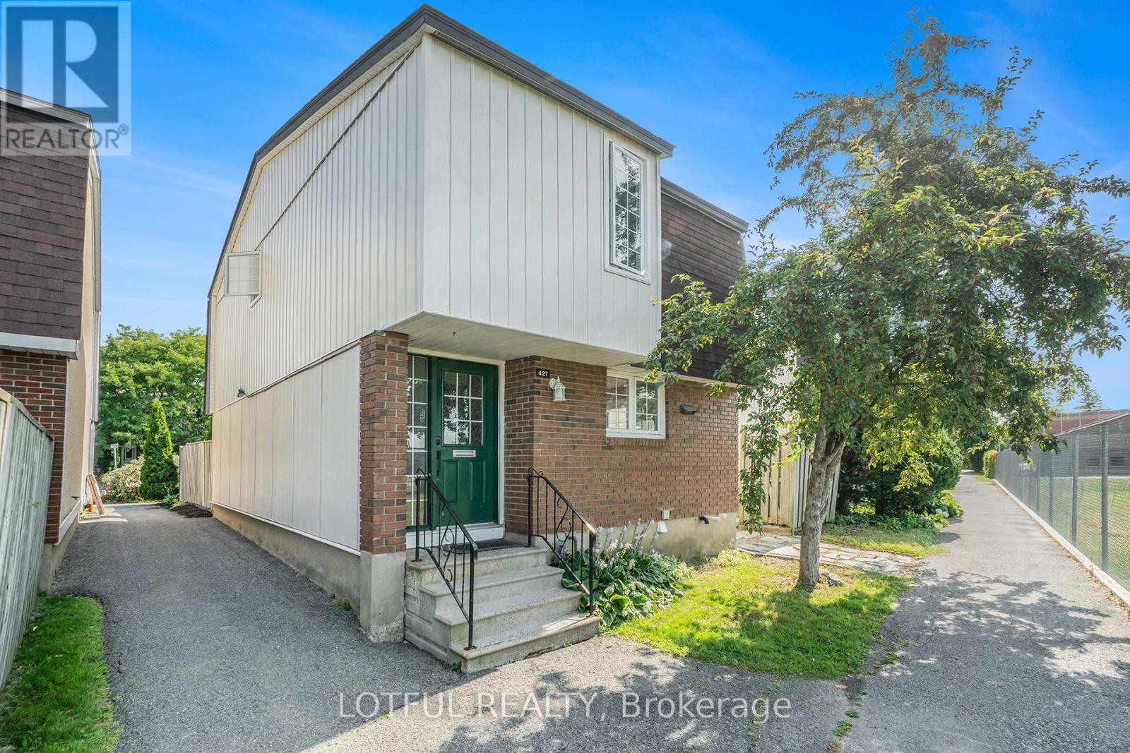 427 Kintyre Private, Ottawa, Ontario  K2C 3M9 - Photo 2 - X12504352